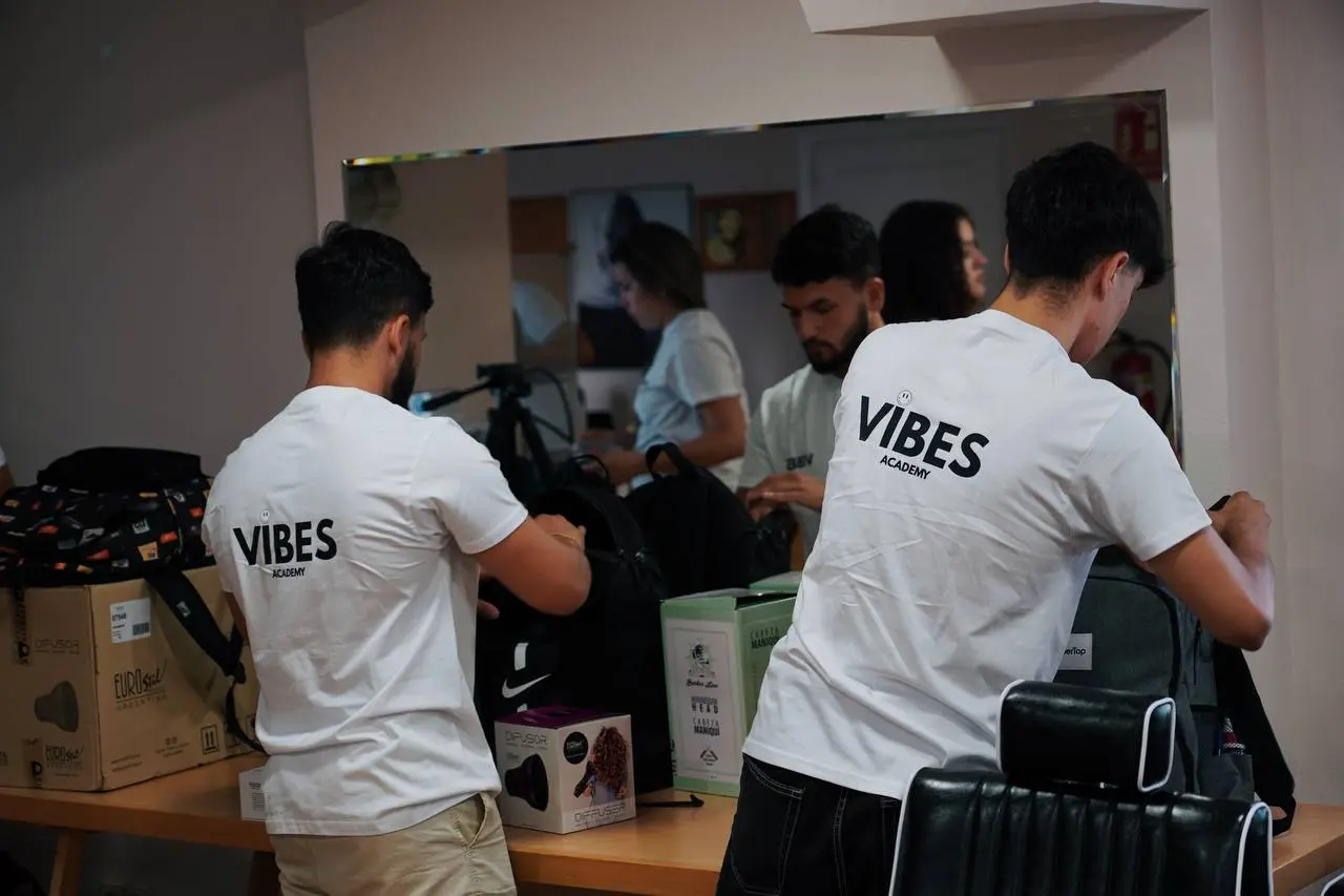 Estudiante de barbería en VIBES Academy practicando técnicas profesionales